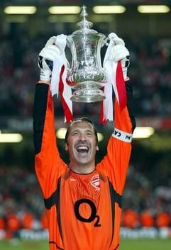 David Seaman mit der letzten gewonnenen Trophäe seiner aktiven Laufbahn. (Foto: dpa)