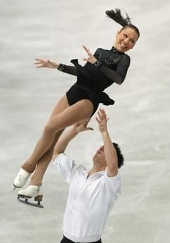 Der deutsche Eiskunstläufer Rico Rex fängt seine Partnerin Eva-Maria Fitze beim Kurzprogramm der Paare bei den Eiskunstlauf-Weltmeisterschaften am Montag (22.03.2004) in der Westfalenhalle in Dortmund. Bis zum 28.03. kämpfen 131 Starter aus 43 Ländern um die Weltmeistertitel. Die ersten Medaillen werden am Mittwoch (24.03.) bei der Paarlauf-Entscheidung vergeben. (Foto: dpa)