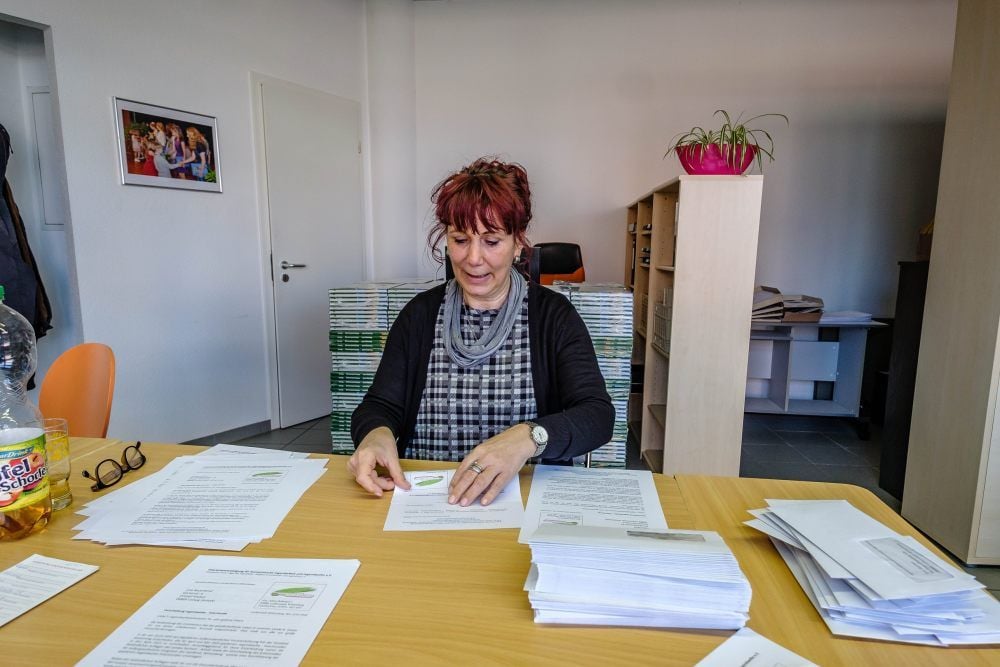 Im Jugendweihebüro in Wittenberg bereitet Ellen Kliem die Briefe an Teilnehmer und Gäste vor.