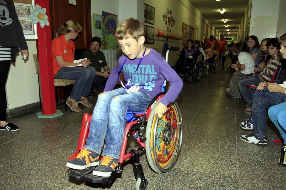 Zum Tag der Sinne in der Grundschule Tröglitz gehört ein Rollstuhlparcours, den Jeremy Dusi gerade ausprobiert.