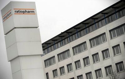 «ratiopharm» steht in Ulm auf einem Schild vor dem Werk der Merckle GmbH. Das Unternehmen soll verkauft werden. (FOTO: DDP)