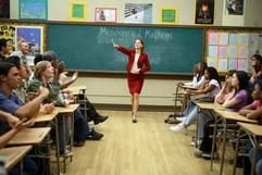 Im neuen Kinofilm «Freedom Writers» steht Erin Gruwell (Hilary Swank) in einem Klassenraum, in dem sich die Schüler an ihren Tischen gegenüber sitzen (undatierte Filmszene). (Foto: dpa)