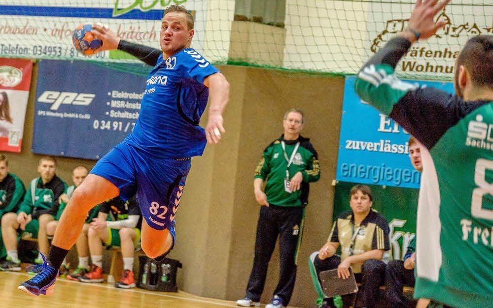Der Radiser Patrick Heddrich beim Wurf auf das Freiberger Tor. Radis gewinnt in der Vorwoche 36:32.