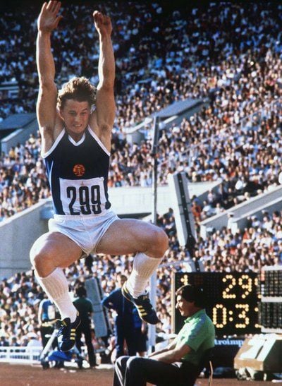 Lutz Dombrowski springt am 28.7.1980 bei den Olympischen Sommerspielen in Moskau mit 8,54 m einen neuen Europarekord und wird mit dieser im Flachland bislang unerreichten Weite Olympiasieger. Vor fast 29 Jahren machte er den Sprung seines Lebens - nun staunt Lutz Dombrowski über den Super-Satz von Sebastian Bayer. «Das ist Wahnsinn! 8,71 Meter. Ein Riesending! Irre. Deutschland hat endlich wieder einen Weltklasse-Weitspringer. In den letzten 30 Jahren war das ja eher ein Trauerspiel», sagte der Sachse am Montag in einem Gespräch mit der Deutschen Presse-Agentur dpa. (FOTO: DPA)