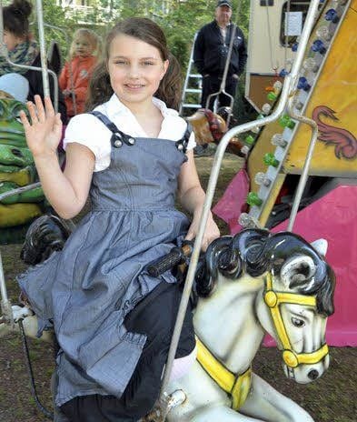 Carolin Prause testet das Karussell.