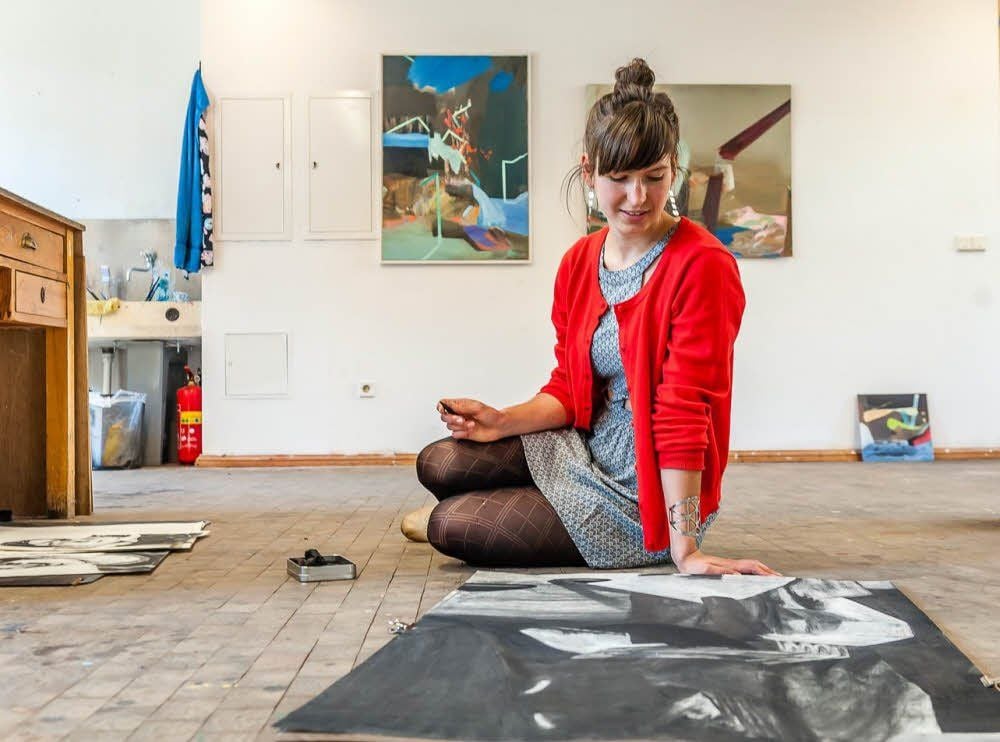 Sie lebt für die Kunst: Carolin Israel. Derzeit hat die gebürtige Chemnitzerin, die in Dresden lebt und arbeitet, ein Stipendium der Cranach-Stiftung Wittenberg. Am Montag gibt’s ein Werkstattgespräch mit ihr.