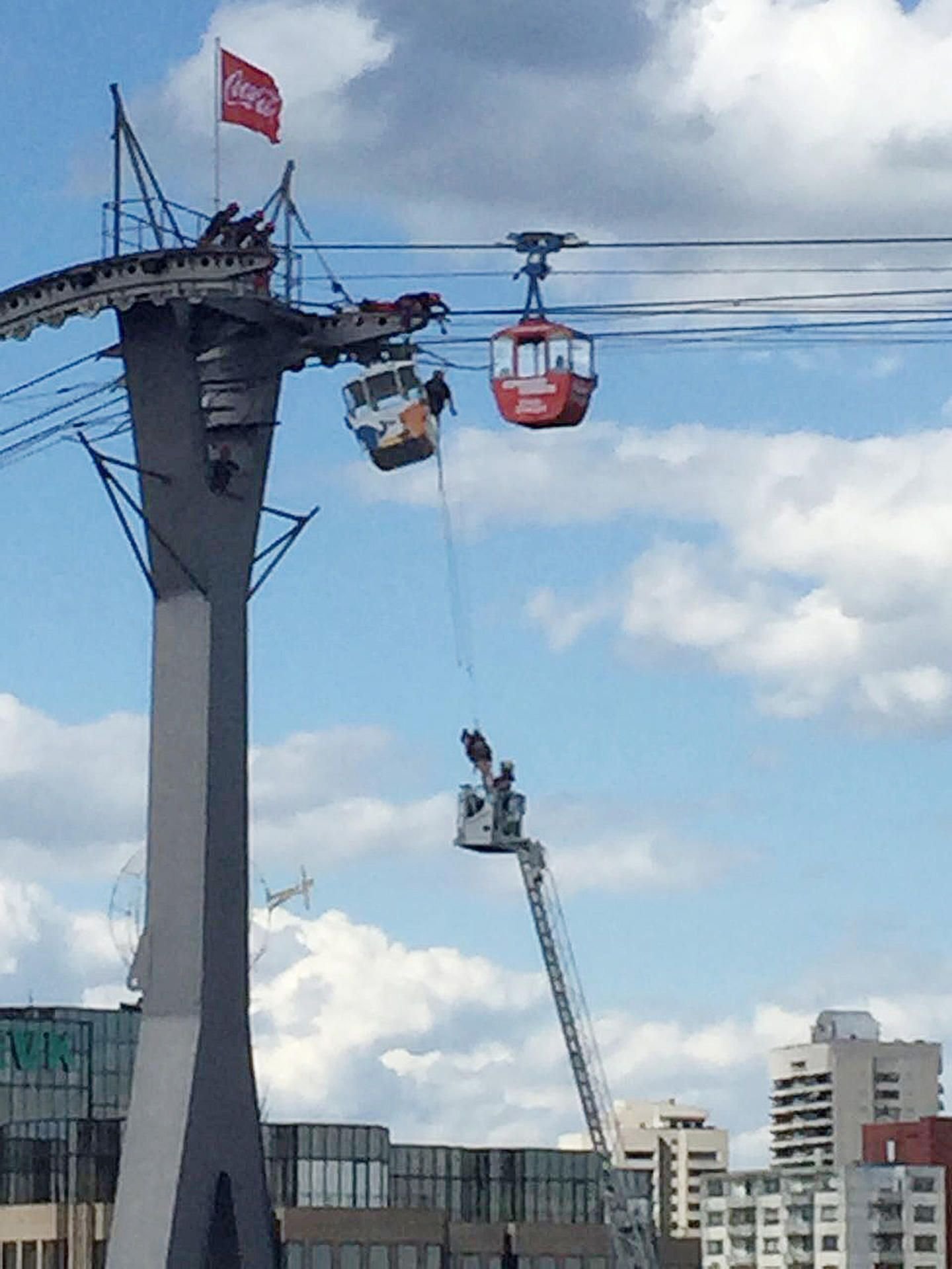 Höhenretter der Feuerwehr bergen die Menschen aus den Gondeln der Seilbahn.