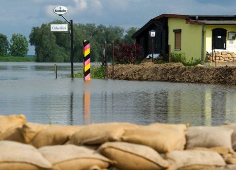 An der Gaststätte «Oderblick» wurden am Donnerstag im brandenburgischen Lebus (Märkisch-Oderland), nördlich von Frankfurt (Oder), bereits ein Parkplatz und eine Straße vom Hochwasser überflutet. (FOTO: DPA)