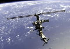 Die internationale Raumstation ISS, 247 Meilen über der Erde, aufgenommen am 17.4.2002 vom US-Space Shuttle Atlantis (Archivfoto). Als am 20. November 1998 die Geburtsstunde der ISS schlug, kannte der Optimismus kaum Grenzen. Fünf Jahre später brennt zwar noch Licht auf der Station, doch die Tragödie der Raumfähre Columbia, akute Finanzsorgen und Verzögerungen haben die bemannte Raumfahrt in Schwierigkeiten gebracht. (Foto: dpa)