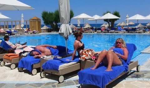Sind zufrieden mit ihrem Urlaub auf Kreta: Andrea Lentge (r) und ihre Tochter Denise (Mitte). (FOTO: DPA)