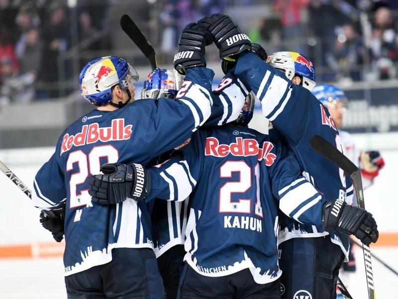 Die Spieler von EHC Red Bull München feiern ihren klaren Sieg über Adler Mannheim. Foto: Tobias Hase