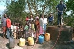 Kinder holen nach langem Fußmarsch in Kibwesi in Kenia Wasser an einem Brunnen. (Foto: dpa)