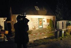 Ein Haus, in dem die Leichen von fünf Kindern gefunden wurden, ist in Darry (Kreis Plön) von der Polizei abgesperrt und wird von einem Kameramann gefilmt. Die Opfer sind Jungen zwischen 3 und 9 Jahren. (Foto: dpa)