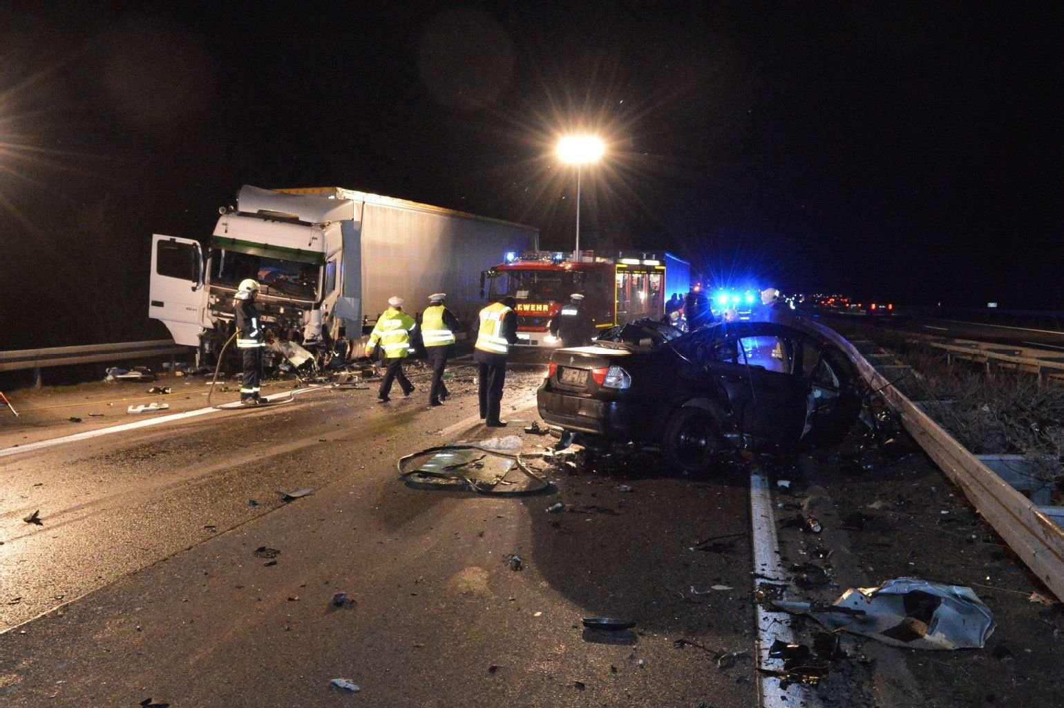 Rettungskräfte stehen an der Unfallstelle auf der Autobahn A61 bei Bonn. Ein Geisterfahrer hat einen Unfall mit einem Toten und drei Verletzten verursacht.