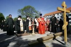 Geistliche der russisch-orthodoxen Kirche segnen am Dienstag den offiziellen Baustart für Deutschlands größte russisch-orthodoxe Holzkirche in Magdeburg. (Foto: dpa)