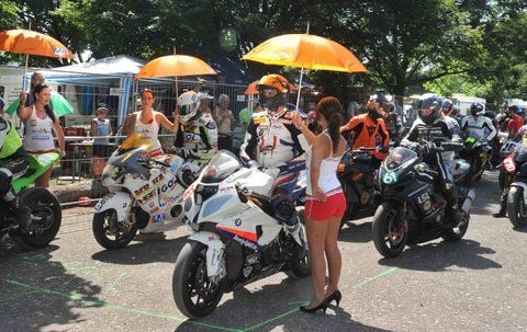 Motorradrennen in Halle. In der Startzone suchen derweil die Fahrer nach Schatten. (FOTO: ANDREAS STEDTLER)