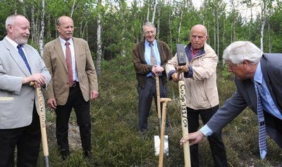 Der ehemalige Bergmann Klaus John (2.v.r.) rammt zum ersten Spatenstich für Bohrungen in der Kupfererzlagerstätte Spremberg-Graustein-Schleife in einem Waldstück bei Spremberg (Brandenburg) gemeinsam mit dem Projektleiter Bergbbau/Geologie, Dieter Mucke (r.), den symbolischen Bohrpfahl mit einem Hammer in den Boden, während der Pojektleiter Volker Spieth (v.l.), Rüdiger Heinig von der Bohrfirma H. Anger's Söhne und Werner Gemeinhardt von der Bohrfirma E+M zuschauen. (FOTO: DDP)