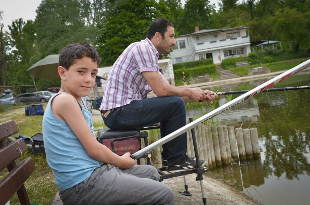 Mohamed und sein Vater Hamu Misgin aus Syrien zählen zu den Flüchtlingen, die schon früh nach Deutschland kamen. Frühzeitig bemühte man sich in Köthen auch, eine Anmutung von Alltag für die Migranten herzustellen: Vom Angelclub 66 wurden sie zum Kinderangeltag eingeladen.