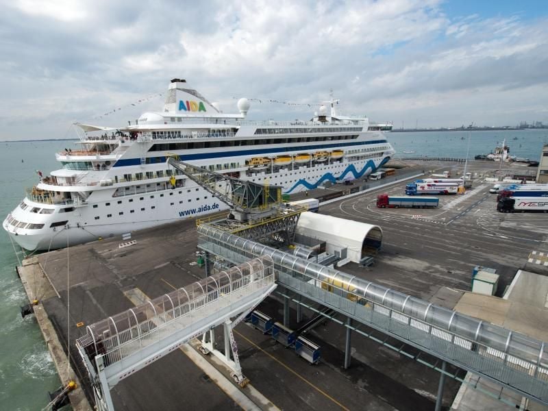 Ein Schiff von Tui Cruises liegt im Hafen. Foto: Andrea Warnecke/dpa-tmn