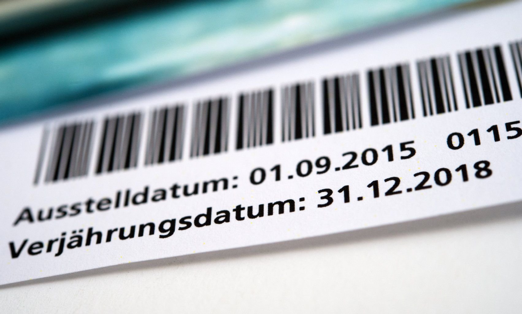 Wenn ein Gutschein im September 2015 ausgestellt wurde, gilt er meist bis zum 31. Dezember 2018. Denn die dreijährige Verjährungsfrist beginnt in der Regel am Ende des Jahres, in dem der Gutschein gekauft wurde.