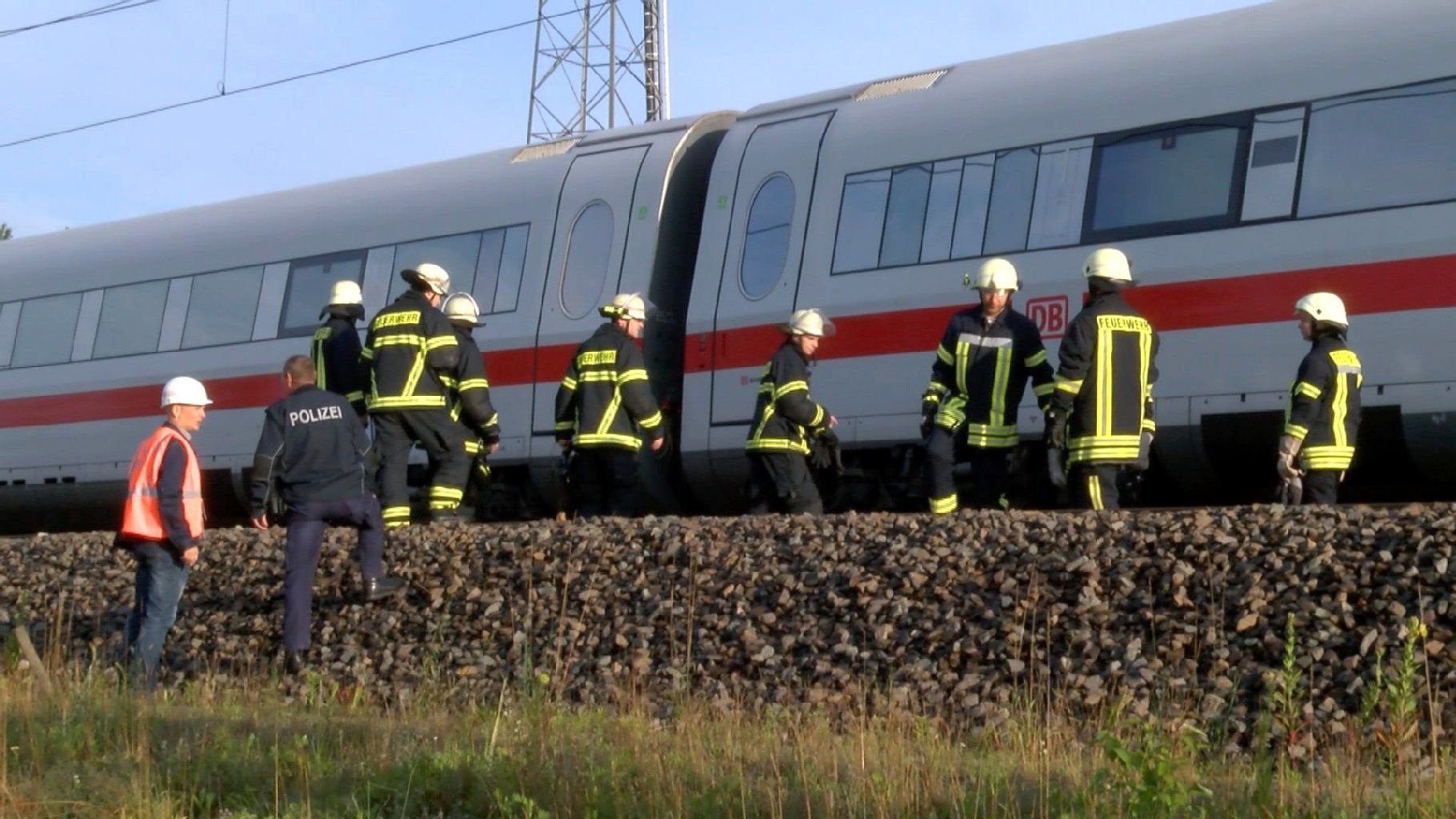 Feuerwehrleute und Polizisten sichern bei Gardelegen einen ICE.