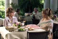 Jane Fonda (l) und Jennifer Lopez (r) sitzen in dieser Szene aus «Das Schwiegermonster» gemeinsam an einem Tisch. (Foto: dpa)