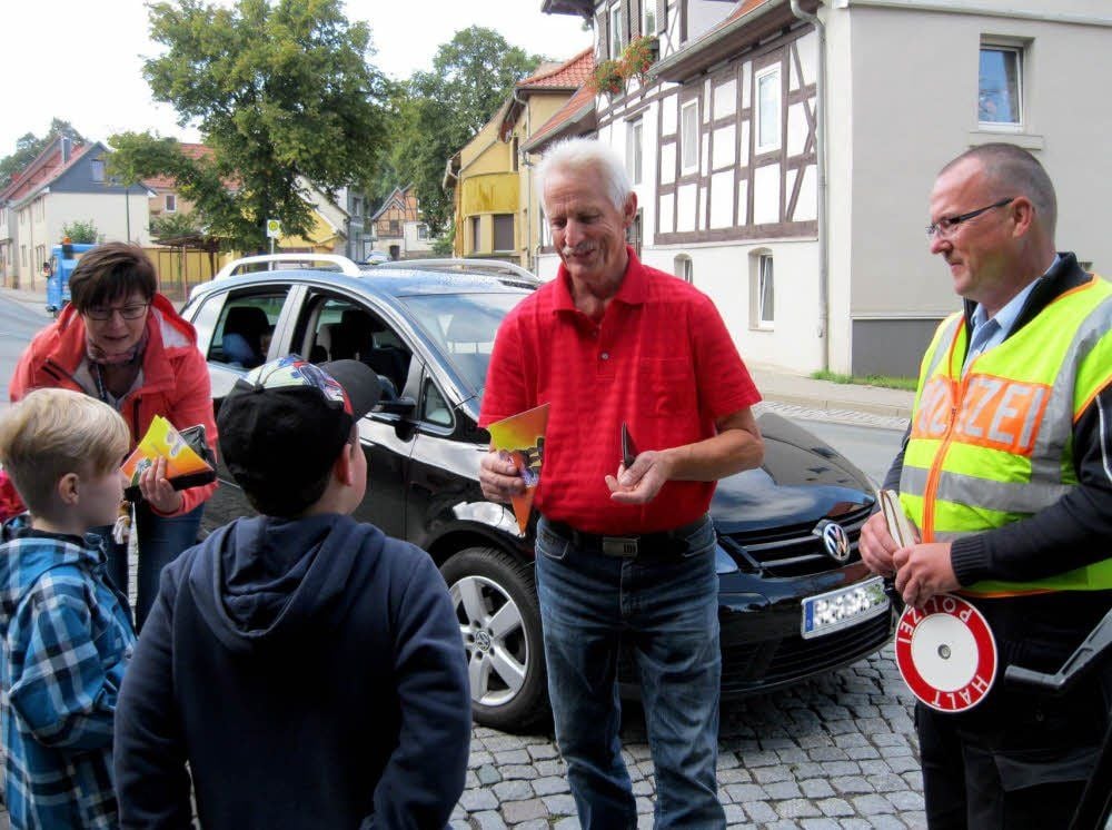 Gerd Schmieder gehörte zu den vor- bildlichen Fahrern, die von den Hoymer Zweitklässlern und der Polizei gelobt werden konnten. „Ich bin selbst Opa“, zeigte er auf seinen Enkel, der auf dem Rücksitz saß, „da muss man Vorbild sein.“