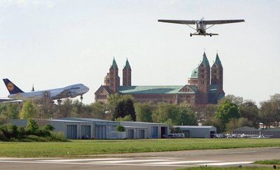 Ein Propellerflugzeug und ein Passagierflugzeug der Lufthansa starten auf dem Flughafen Speyer/Ludwigshafen (FOTO: DDP)