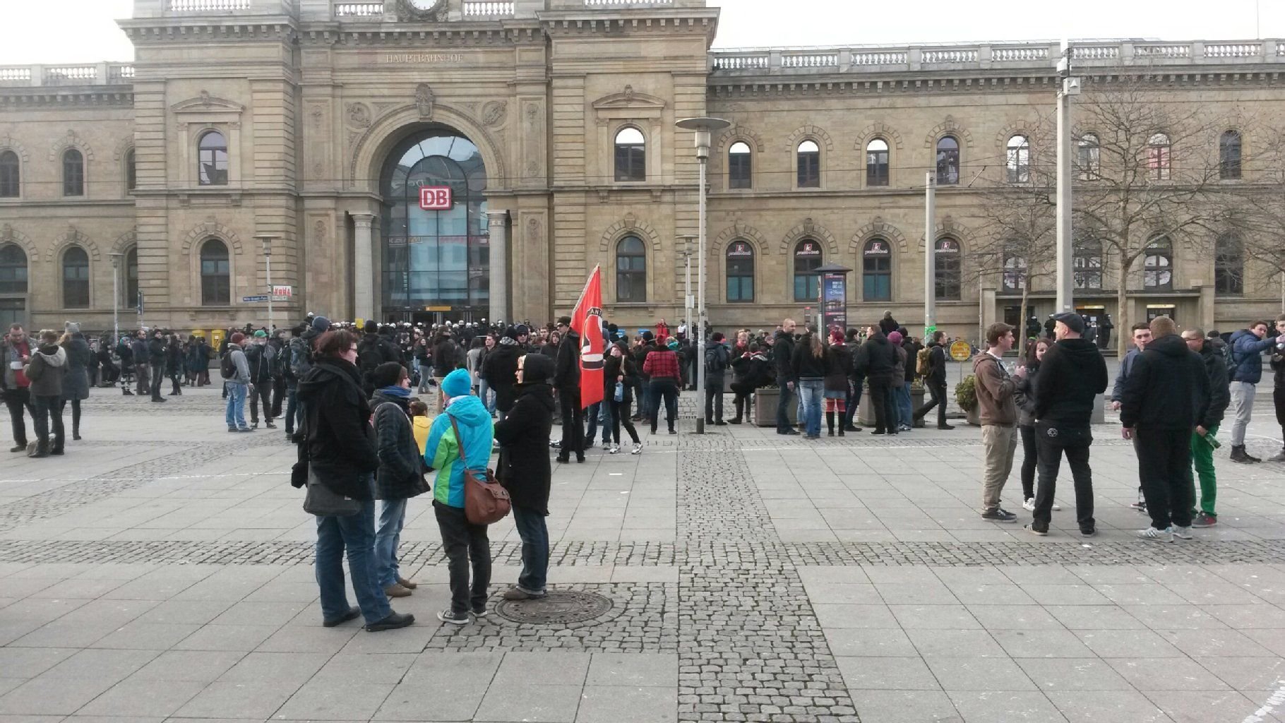 Gegen 15 Uhr warteten die Teilnehmer der Neonazi-Demo auf dem Bahnhof eine Alternativroute für ihren Aufmarsch. Vor dem abgeriegelten Gebäude sammelten sich Gegendemonstranten.
