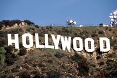 Die 15 Meter hohen Buchstaben des berühmten Schriftzugs «Hollywood» in den Hügeln von Los Angeles sind das Wahrzeichen von Hollywoods Traumfabrik. Der Traum von Dreharbeiten in Sachsen-Anhalt ist vorerst ausgträumt. (Foto: dpa)