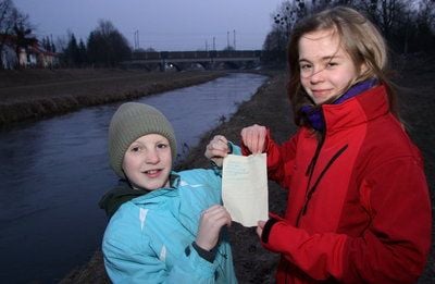 Youri Marhauer und Katharina Linke halten den Brief aus der Flaschenpost in den Händen. (FOTO: DPA)