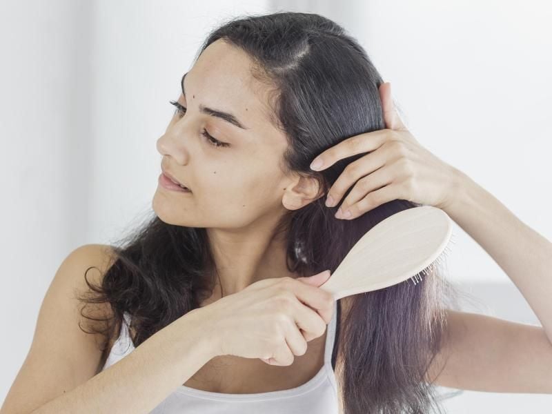 Lange Haare zu entwirren, ist nicht immer einfach - am besten arbeitet man sich von unten nach oben zum Haaransatz hoch. Foto: Monique Wüstenhagen