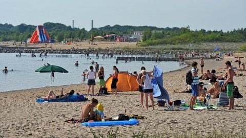 Strandbesucher genießen die Sonne am Nordstrand des Cospudener Sees bei Leipzig. (FOTO: DPA)
