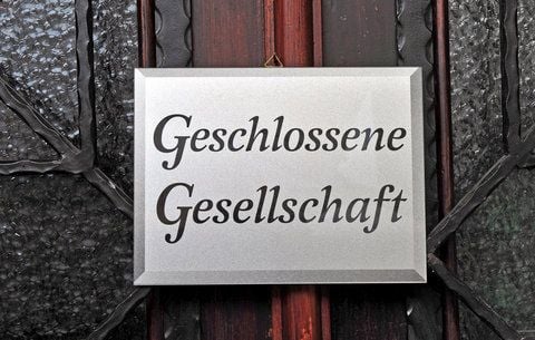 An einem Restaurant in Sondershausen hängt ein Schild mit der Aufschrift «Geschlossene Gesellschaft» an der Eingangstür. (FOTO: ARCHIV/DPA)