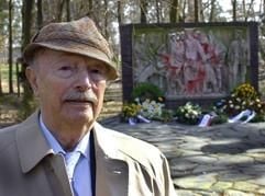 Professor Gyula Trebitsch, Hamburger Film- und Fernsehproduzent, im Jahr 2002 beim Besuch des ehemaligen KZ Wöbbelin (bei Ludwigslust). (Archivfoto: dpa)