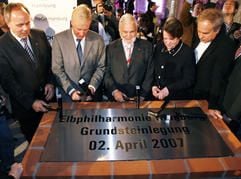 Henner Mahlstedt (v.l.) Vorstandsvorsitzender der Hochtief Construction AG, Hamburges erster Bürgermeister Ole von Beust, Hartmut Wegener, Projektkoordinator der Elbphilharmonie, Karin von Welck, Kultursenatorin der Hansestadt und Achitekt Pierre de Meuron schlagen am Montag (02.04.2007) in Hamburg zum Baubeginn für die Elbphilharmonie auf den Grundstein. (Foto: dpa)
