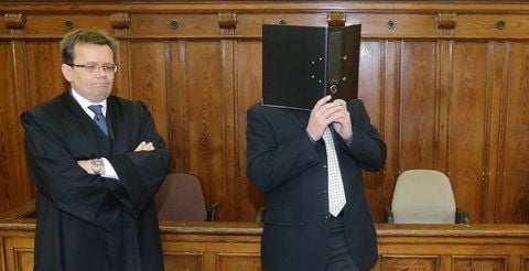 Der Angeklagte Titus S. (r.) und sein Verteidiger Rechtsanwalt Dietmar Weitzel stehen im Landgericht in Magdeburg beim Prozess um das Zugunglück von Hordorf nebeneinander. (FOTO: DPA)