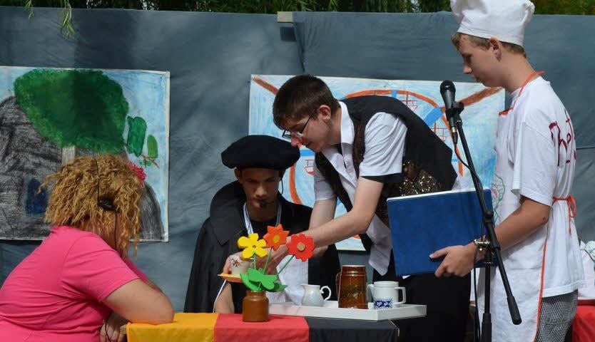 "Cindy aus Marzahn" (l.) alias Kevin Lumpe zu Besuch in der Levana-Schule.