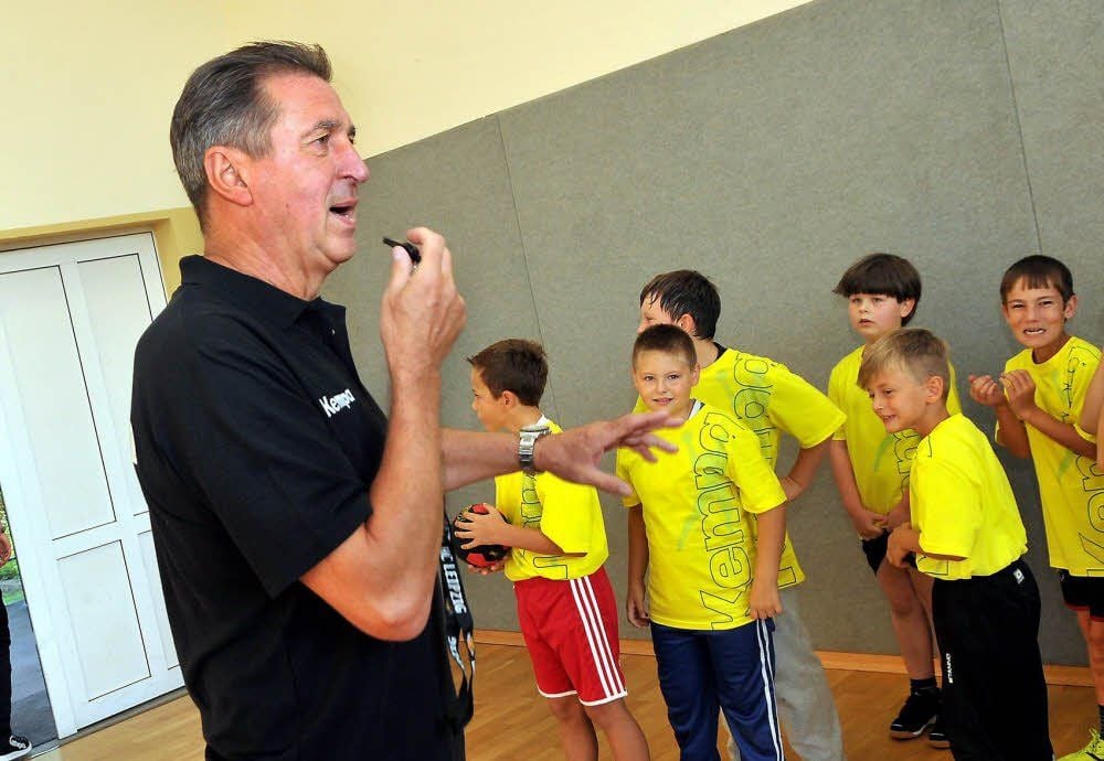 Handball-Legende Wieland Schmidt besucht die Grundschule Tröglitz, trainiert mit den Kindern und hält nach Talenten Ausschau.