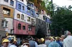 Frontansicht des Hundertwasser-Hauses in Wien aus der Fußgängerzone mit Touristen (Foto: dpa)