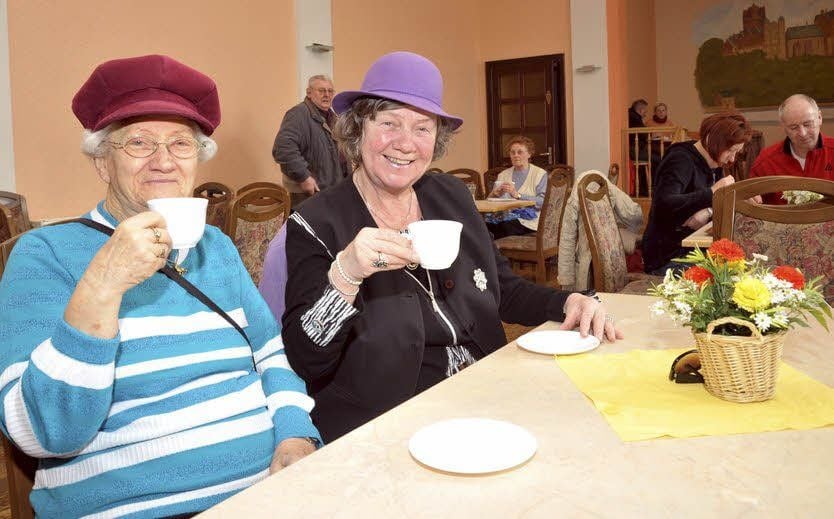 Irmgard Hinzdorf (links) und Irma Wodtke sind Stammgäste. Die Rentnerinnen kommen seit vielen Jahren zum Mittagessen ins Haus des Handwerks.