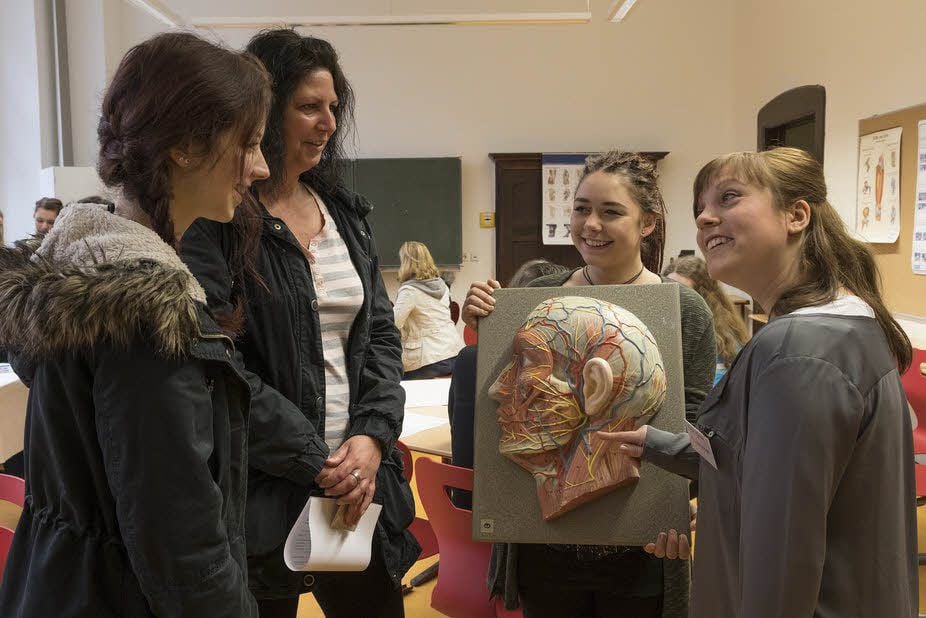 Was sie in der Ausbildung zum Physiotherapeuten alles lernen, erzählen Anja Jeske und Antonia Grimm den Besuchern Heike und Lisa Schering.