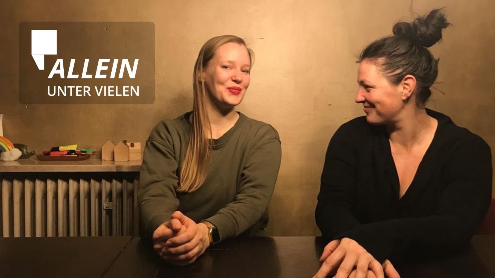 Annika (li.) und Steffi zogen nach ihren Trennungen in eine gemeinsame WG – mit Kindern und Haustieren.