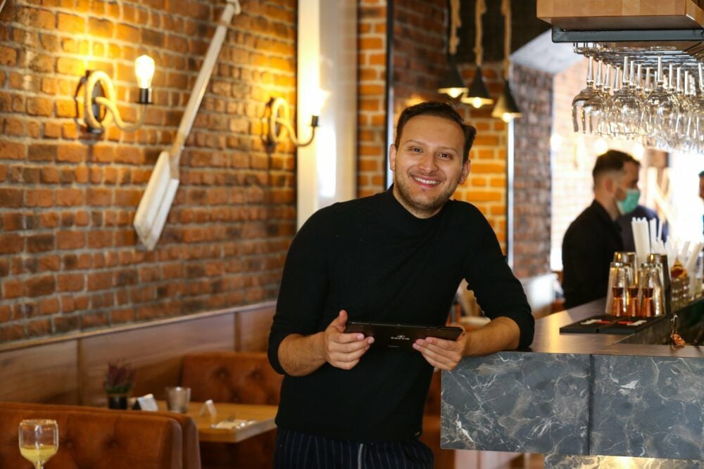 Vasileios Bouloumpasis ist der Chef des neuen Restaurants „Sonne“ direkt am Markt von Merseburg.