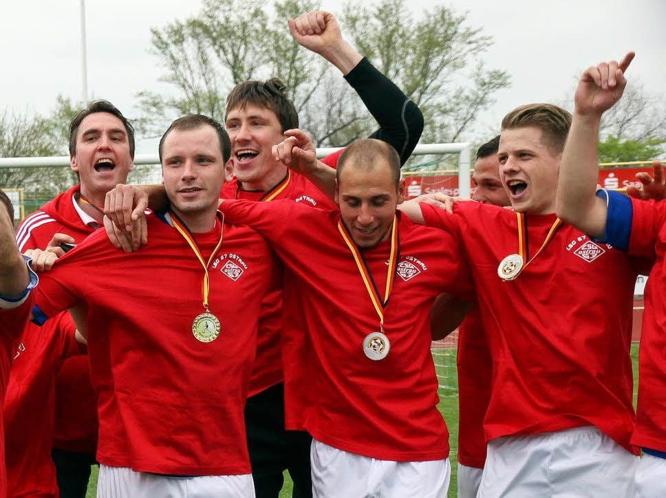 So sehen Sieger aus. Die Fußballer der LSG Ostrau bejubeln ihren Pokalsieg gegen den TSV Leuna.