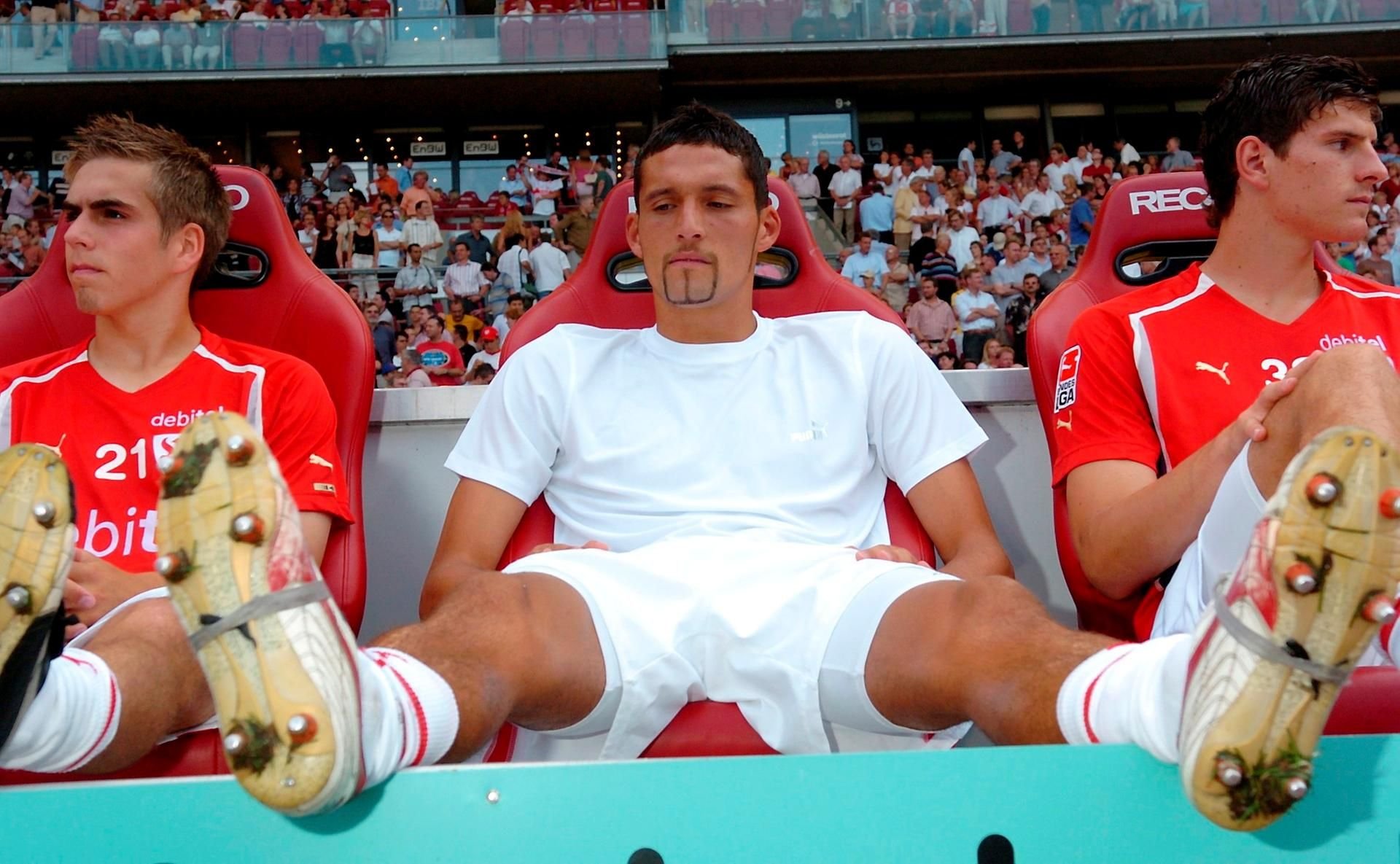 Kevin Kuranyi (M) sitzt mit Philipp Lahm (l) und Mario Gomez (r) auf der VfB-Bank.