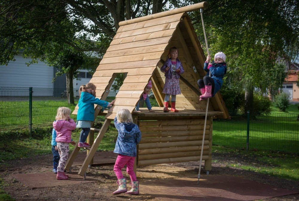 Nach langem Geldsammeln konnte das neue Spielhaus gekauft werden, von dem die Mädchen und Jungen begeistert sind.