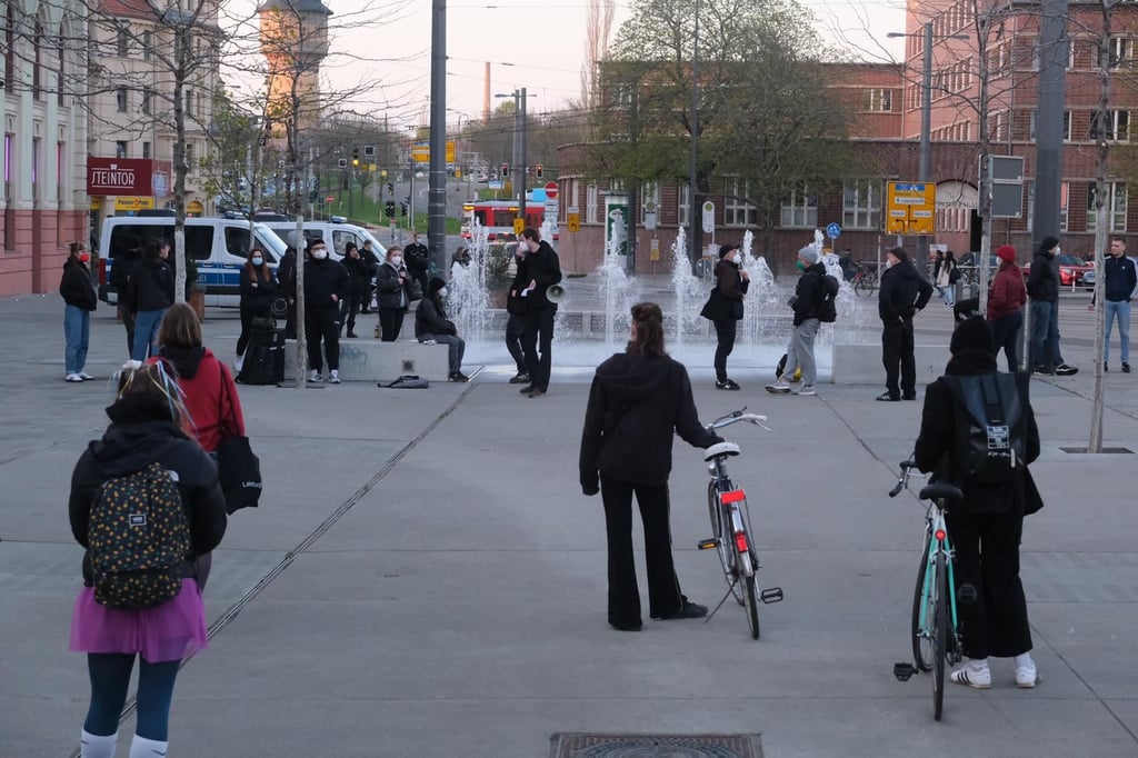 In Halle haben am Freitag rund 50 Menschen gegen die nächtliche Ausgangssperre protestiert.