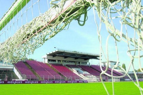 Samstagnachmittag findet hier das letzte Fußballspiel vor dem Umbau des maroden Kurt-Wabbel-Stadions statt.