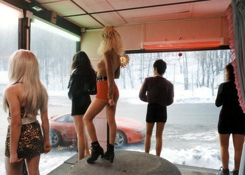 Prostituierte warten in Tschechien auf Freier. Jetzt nahm die Polizei zehn Personen wegen des Verdachts der Kuppelei und Geldwäsche festgenommen. (FOTO: DPA)